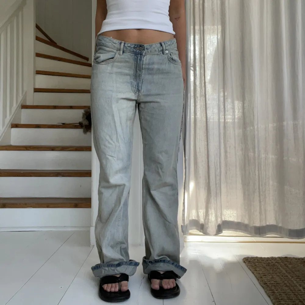 Unika jeans med stjärnor på rumpan. Från HM. Storlek 40. Midjemått: ca 80cm innerbenslängd: ca 75cm. Säljer pga att jag rensar ut jeans ur garderoben som inte passar mig längre, kolla min profil för mer jeans. 💘💘. Jeans & Byxor.