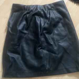 Svart skinnkjol - Använt en gång, jättefin passform Sälje togs för lite för mig