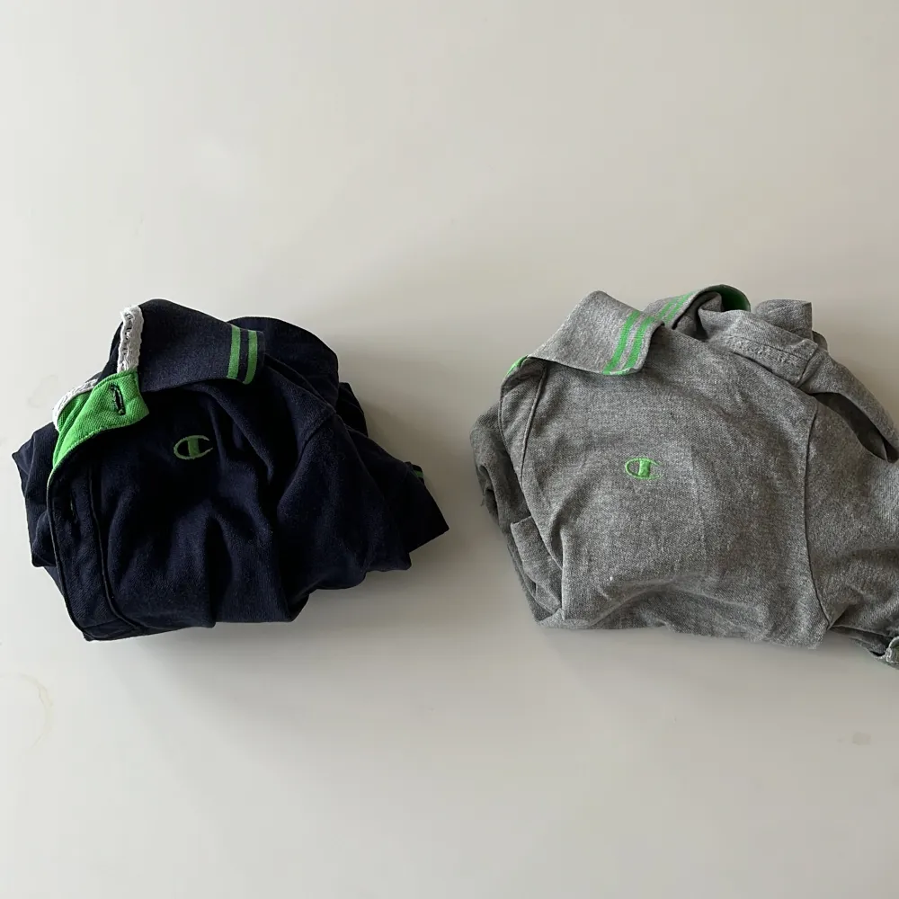 Två stycken becke tröjor från Champion storlek 150-155, köp en för 75 kr och båda för 100 kr. Tröjor & Koftor.