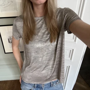 Guldig och silvrig tröja - Kontakta för mer info Pris kan diskuteras 