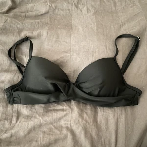 Bikini topp - En fin basic bikini överdel🤍 aldrig använd, säljer för den var tyvärr för stor.