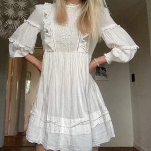 Så fin vit klänning från Urban outfitters🤍perfekt till student , konfirmation eller liknande!! I superbra skick. Skulle uppskatta att den passar Xs-S, eventuellt även M🥰köparen står för frakt!