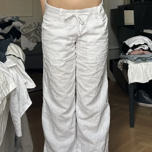 Linnebyxor  - Assnygga linnebyxor från diverse som är jätte sköna och perfekta nu till sommaren. Storlek S men passar xs också, vita i bra skick Kolla gärna min profil för fler snygga kläder😊