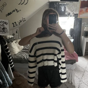 stickad tröja!! - Säljer min fina stickade tröja ifrån Bershka som är använd ett få gånger! Älskar den men tycker så är den lite för liten💓