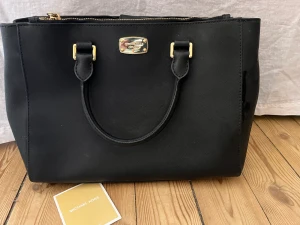 Michael kors väska  - Väskan är i stort sett aldrig använd och i mycket fint skick 