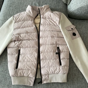 Moncler jacka - Nästan helt ny. Använd 2 gånger, mycket bra skick 