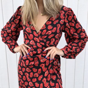 Blommig Klänning  - Sommrig klänning från asos i ett rött blommigt mönster. Knappen håller på att lossna på insidan men går lätt att sy fast igen. Inga övriga defekter 