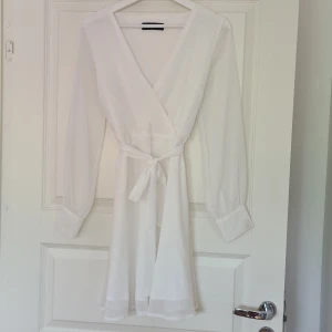 Vit klänning - Vit klänning. Använd 1 gång.