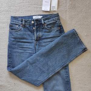Nya jeans. Använda 3 ggr så är i nyskick. Säljes då de tyvärr känns försmå:(  Modell: 