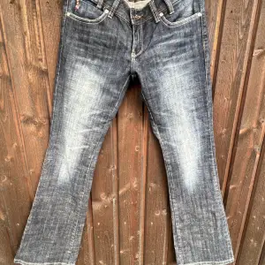 Ett par super snygga miss sixty jeans från Italien. Köptes på Vinted,Aldrig används av mig eller förra köparen. Inga defekter. Skriv till mig om ni har frågor🩵 
