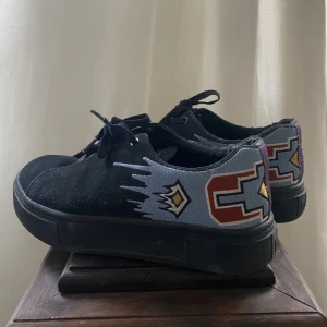 Eytys  - Eytys x Esther Mahlangu. Inköpta 2020 men sparsamt använda! Säljer då de tyvärr inte används tillräckligt mycket.  