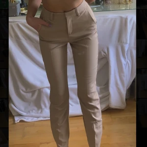 kostymbyxor - Beiga kostymbyxor med fickor. Inga hål eller skador då byxorna är väldigt nya. ❣️
