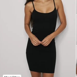 Kort svart tight klänning  - Snygg kort tight klänning perfekt till sommar eller fest😍helt ny, aldrig använd bara provad