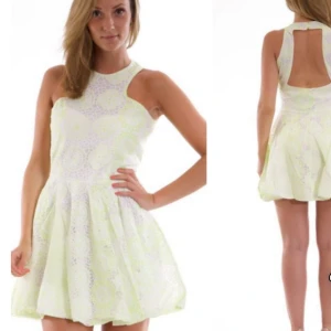 Helt ny klänning  - Super fin ny klänning som ligger kvar i sin förpackning.  Storlek Smal.