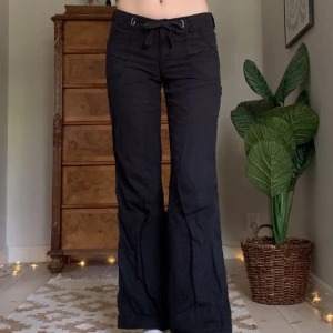 Svarta linnebyxor - Lågmidjade utsvängda linnebyxor med snygga bakfickor och som knyts i midjan, från märket Esprit! Jag är 173 cm, midjemåttet 72 cm och innerbenslängden 79 cm 💘