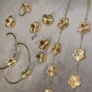 Helt nya smycken i rostfritt stål, säljer 1 styck för 200 kr och ett helt sett med 1 halsband,1 ring,örhängen, 2 armband för 399 kr 