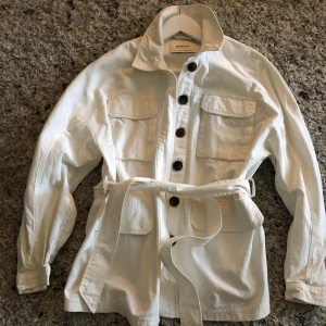 Vit skjortjacka Stradivarius  - Vit snygg skjortjacka från Stradivarius med bälte i midjan. Strl M men passar även S. Perfekt för vår och sommar