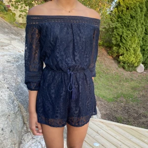 Marinblå jumpsuit - En spets jumpsuit från Hollister! Jättefin och i nytt skick💗