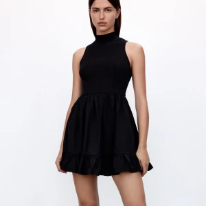 Kort klänning från Zara⚡️ - Svart, kort klänning från Zara i stl S. Köpt för ca 2 år sedan, men aldrig använd. Prislappen är kvar.