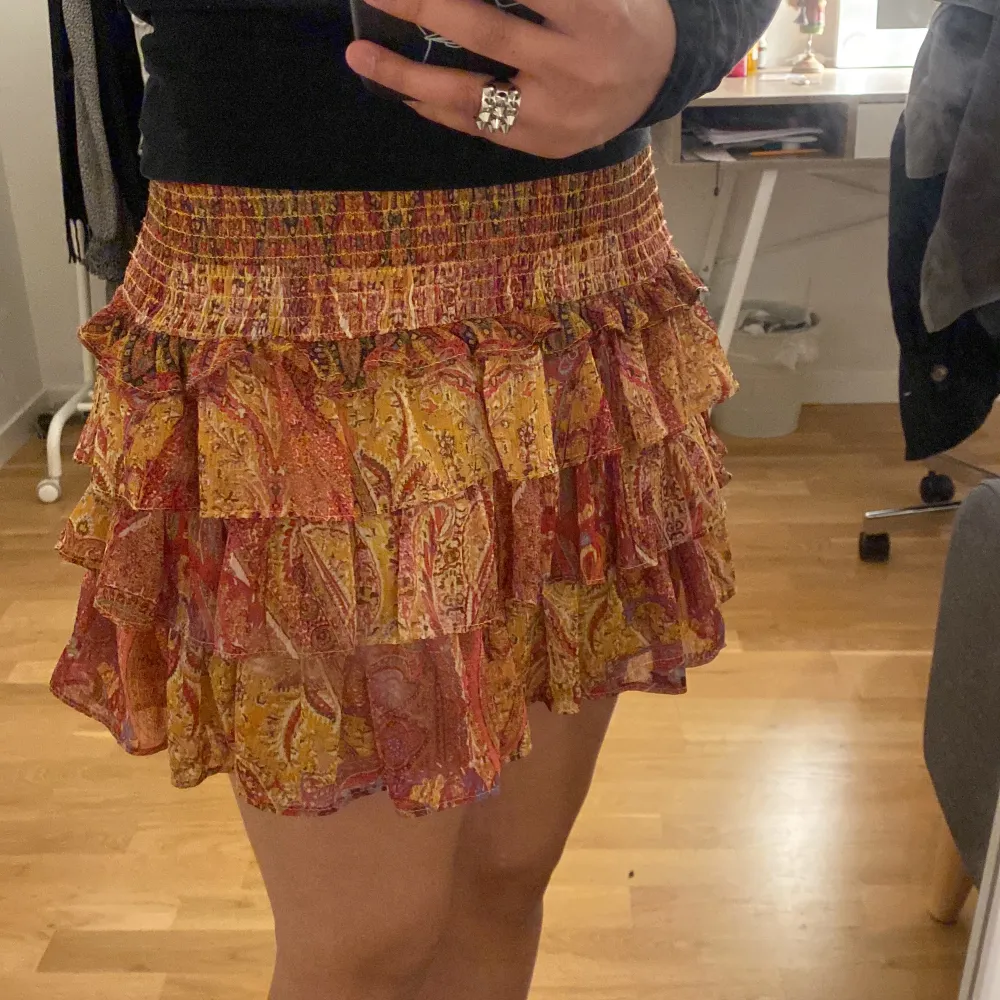 Super snygg kjol som jag säljer pga av att den inte längre kommer till användning! Mycket bra sick och inga defekter. Fråga gärna om fler bilder om de önskas! Möts upp i Göteborg eller postar! Direkt pris:!500kr! Storleken är M, skulle säga att den är S-M. Kjolar.