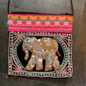 Väska - Så nice om man bara ska ut, inte världens snyggaste men känns knappt att ha på sig den, väldigt bra skick! Köp gärna😍ord pris 149kr