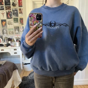 Vintage tribal hoodie - Spegel är smutsig inte tröjan! Aldrig använd av mig<3 (Nypris 500 från beyond retro)