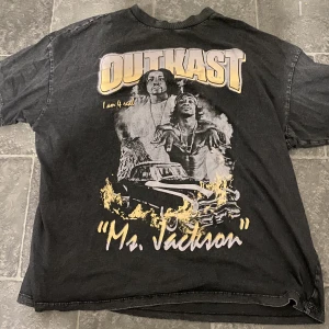 Outcast T-shirt - Knappt använd T-shirt med tryck, väldigt oversize i storlek M 