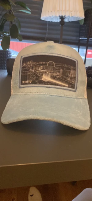 Onecap keps - Hej, Jag säljer min keps då jag inte tyckte att den passade mig. som bara är testad kunde inte lämna tillbaka den då jag slängde boxen. 