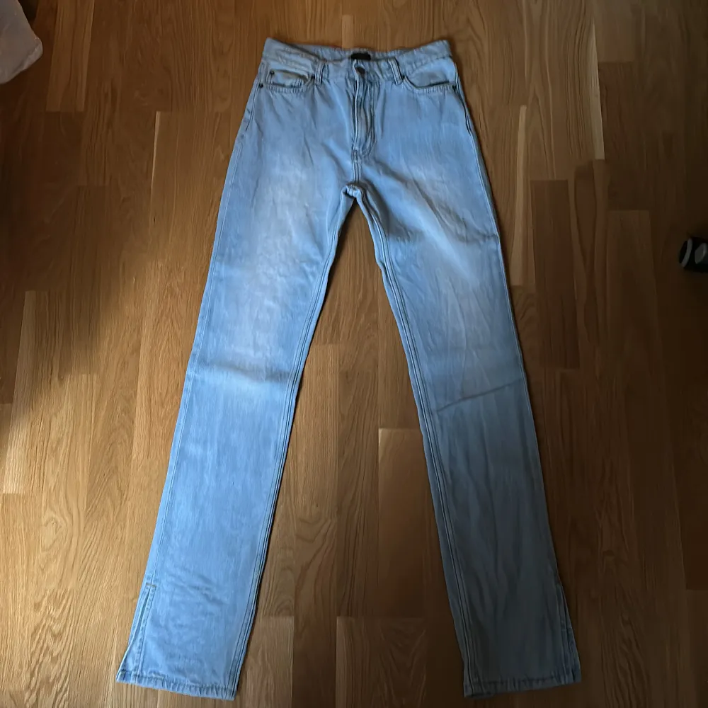 Ljusblåa jeans från nelly som knappt är använda pågrund av att dom är i fel storlek. Det är i storlek 36 och sitter perfekt på mig, men det är att dom är för långa. Priset kan diskuteras. . Jeans & Byxor.