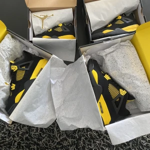 Jordan 4 Thunder   - Säljer dessa 4 par AJ4 Thunder⚡️ Storlek:  42 pris: 3100kr 40gs pris: 2200kr 35 pris: 1100kr 27 pris: 850kr  Helt nya i box Package price: 7000kr Hör av er om ni blir intresserade! 