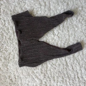 Festtop från NA-KD  - Brun glittrig fest top från NAKD. Croppad och knyter banden bakom huvudet. Aldrig använd. Storlek L