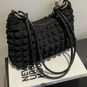 väska - Säljer denna väska då den knappt används längre, väskan har lite noppror men annars bra skick kan skicka egna bilder