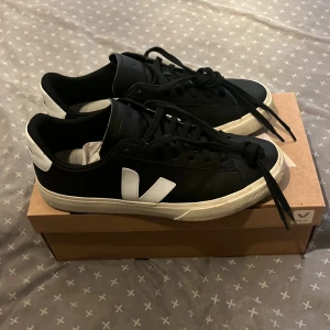 Veja skor  - Svarta Veja skor i bra skick, storlek 42. Använda fåtal gånger smutset på sulorna går för det mesta att få bort. Vid snabb affär kan priset gå ner!