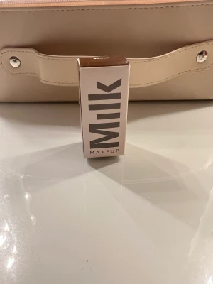 Milkbronzer  - Säljer denna milkbronzern i färger ”blaze” då jag köpte fel. Använd inte köp direkt funktionen!!