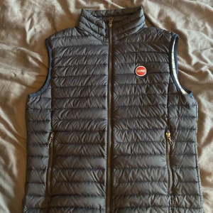 Colmar väst - Tja! Säljer nu min colmar väst i stl 48 vilket motsvarar typ Small. Västen är i nyskick och det är bara höra av er om ni vill ha fler bilder!