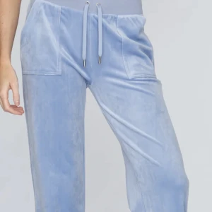 juicy couture  - Säljer mina juicy couture mjukisar strl M. Använda 2,3 ggr. Köpta för 1200 säljs för 600. Pris kan diskuteras! Köparen står för frakt