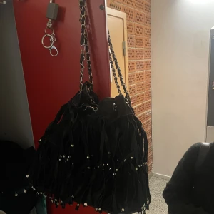 Väska  - Super söt axelväska med fransar