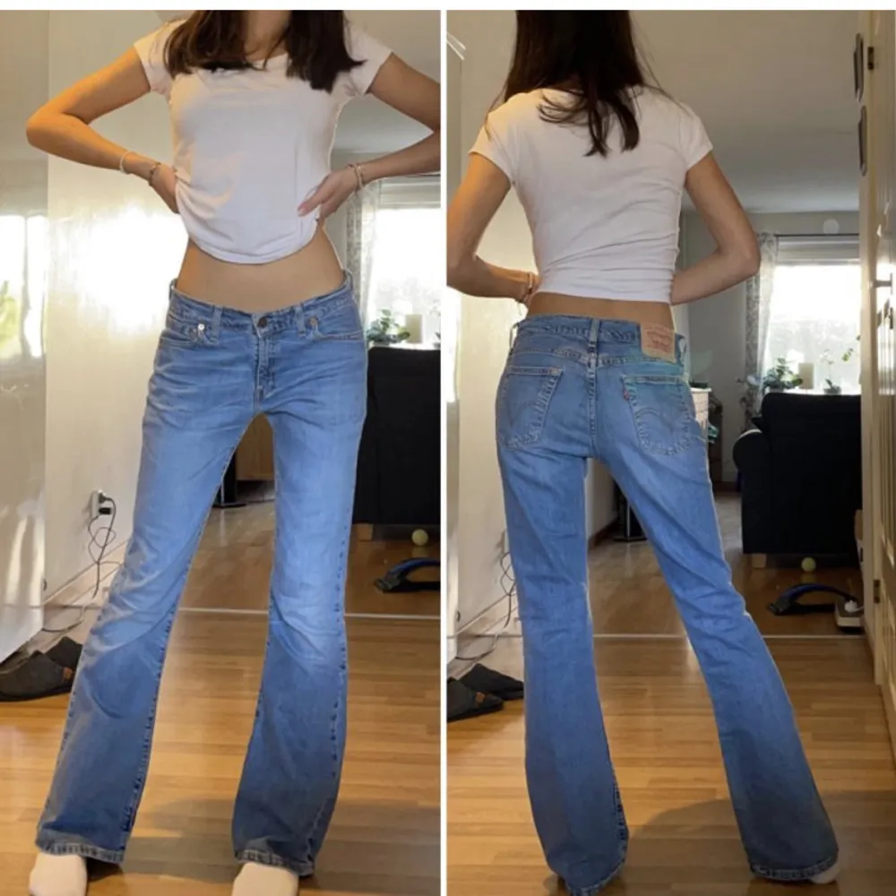 Lågmidjade Levis jeans i bootcut modell! Midja 37cm och innerbenslängden är ca 78cm🫶🏼lånade bilder från Louise_martensson. Jeans & Byxor.