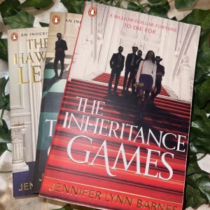 The Inheritance Games serien (böcker)  - Alla 3 böcker (på engelska) ingår i priset!! Jag håller just på att rensa lite i min bokhylla och väljer därav att sälja böcker som inte visas tillräckligt med kärlek. Denna serie är otroligt underhållande och gillade den starkt! Perfekt nu till sommaren.