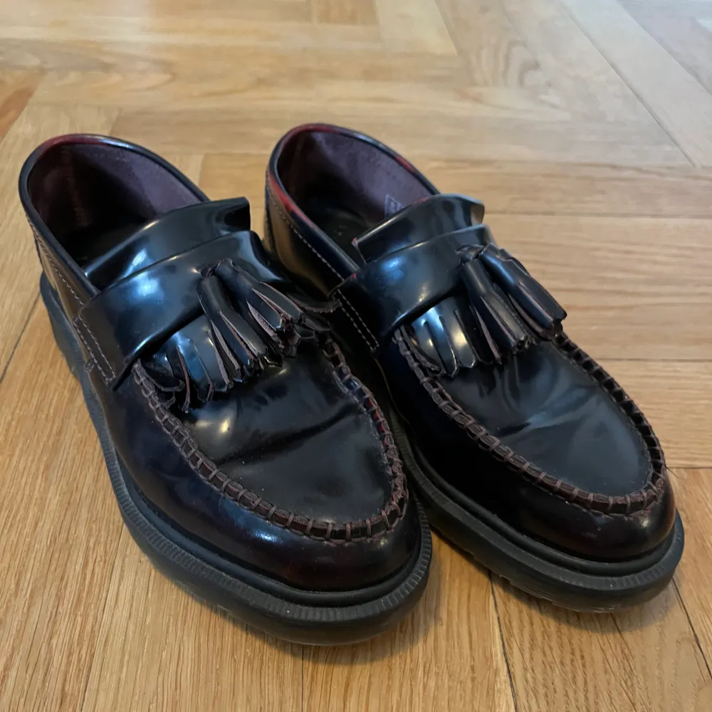 Läder loafers Fårö Dr.Martens i burgundy  Använda Max 2 gånger. Skor.
