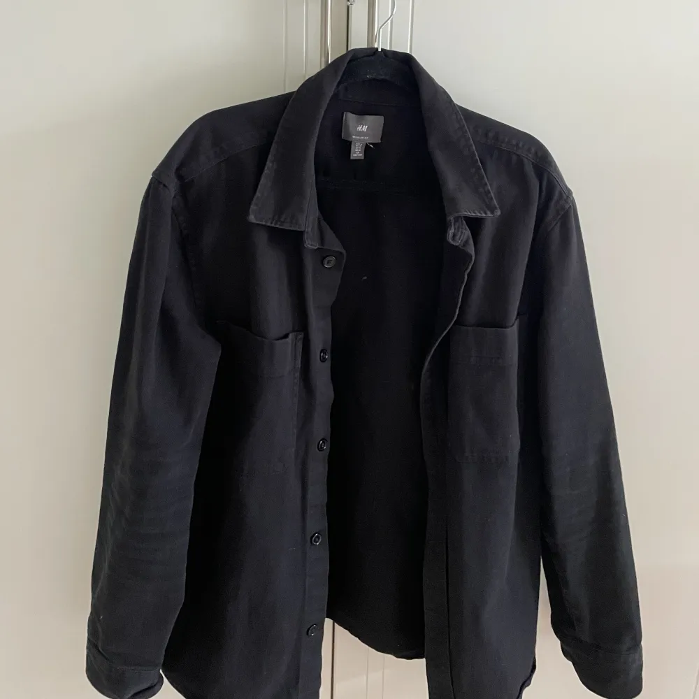 Jeansjacka, eller ”overshirt” svart, oversized . Jackor.