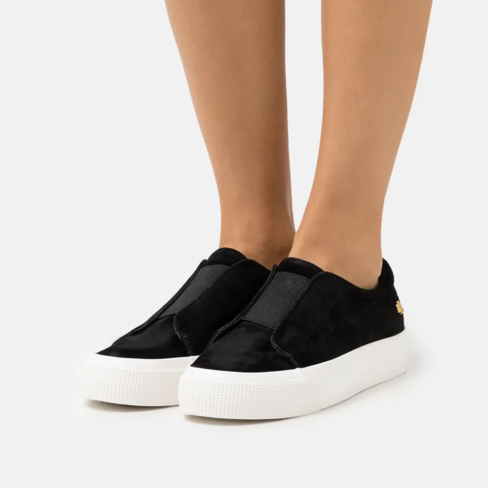 Lauren Ralph Lauren ISLA ATHLETIC SHOE - svarta slip-ins skor. Tyvärr för små för mig. Hade de bara 1 gång på mig. Det står storlek 38, men är 37,5. Skor.