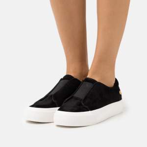 Lauren Ralph Lauren ISLA ATHLETIC SHOE - svarta slip-ins skor. Tyvärr för små för mig. Hade de bara 1 gång på mig. Det står storlek 38, men är 37,5