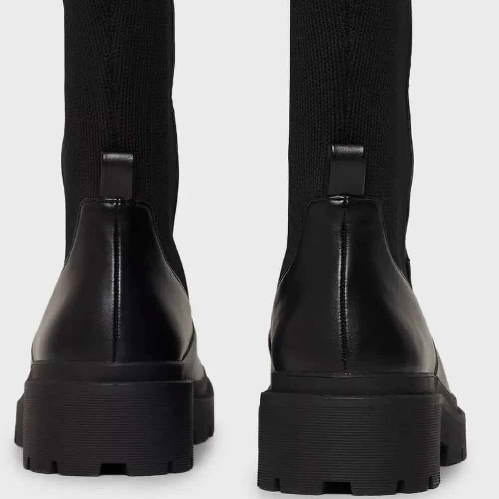 Over Knee Boots helt nya i 36 Nypris 799 Säljs 400. Skor.