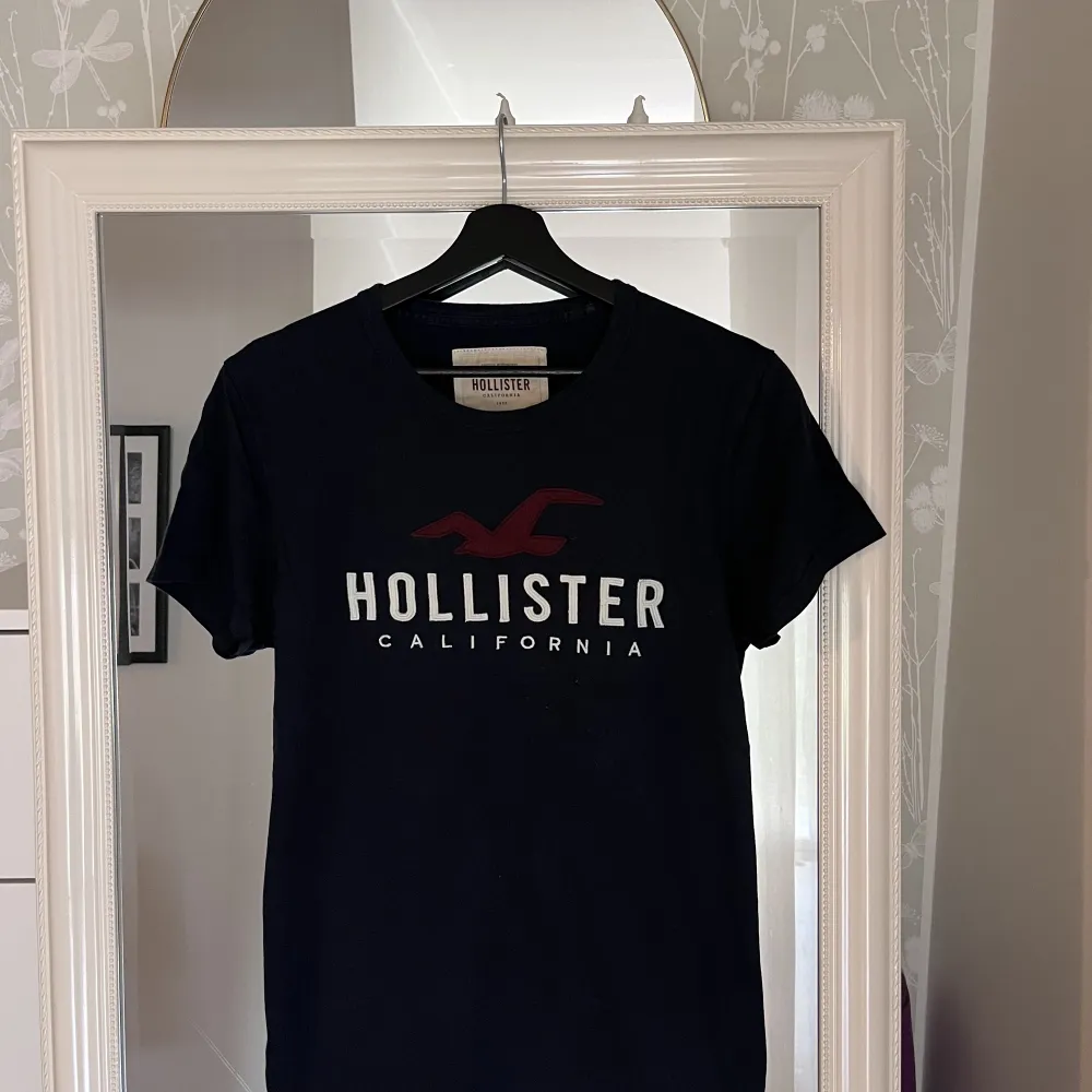 Säljer två stycken T-shirts från Hollister då jag inte längre använder dom! Båda är i Str S men passar även för M. Man får med båda vid köp! Dm för frågor och fler bilder, pris kan diskuteras:) . T-shirts.