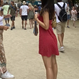 Röd prickig kjol/klänning - En offshoulder klänning som man kan ha som kjol. Storlek S/M. Från vintage gina tricot❤️supersöt verkligen