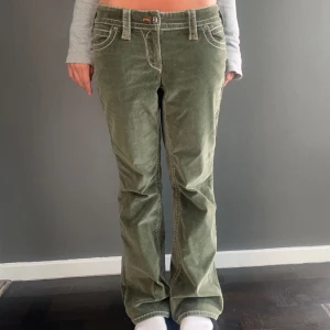gröna byxor  - säljer dessa as coola gröna byxor, köpta vintage 💓