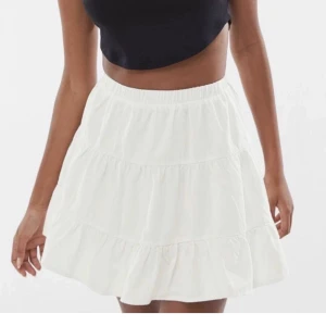 Slutsåld bershka kjol - Superfin ”volang”-kjol, perfekt nu inför sommaren. I linneliknande material. Storlek M, skulle säga att den är hyffsat liten i stolen så pssar snarare S/M💘 Bara att skriva vid frågor🤗