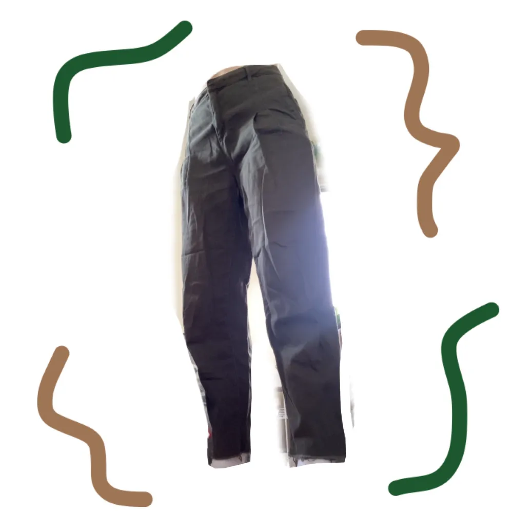 gröna cargo-ish byxor, köpta på urban outfitters . Jeans & Byxor.