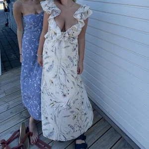 Hm klänning🙌🏻 - FINASTE klänningen från hm! Den är öppen i ryggen med knyte och sitter så fint🥺 storlek M men passar mindre, använd 1 gång☀️